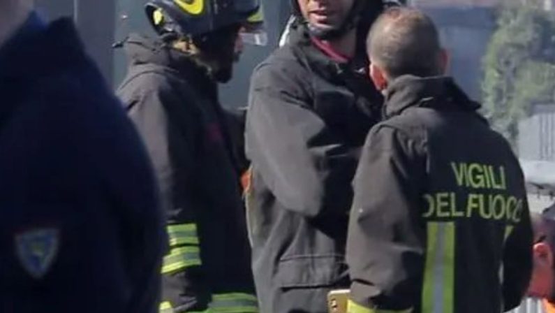 Auto esce di strada e si ribalta nel Foggiano, tre morti