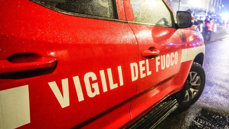 Incendio in appartamento a Mantova, 54enne muore carbonizzato