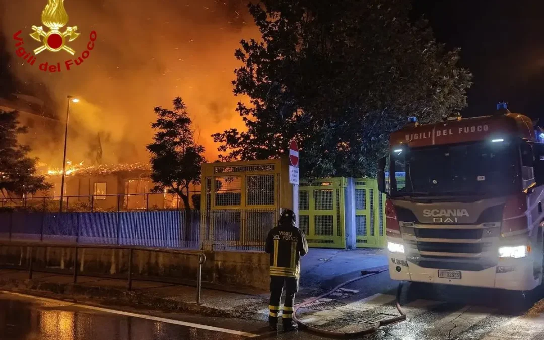 Incendio nella notte in un plesso scolastico in provincia di Campobasso, a fuoco la copertura in legno