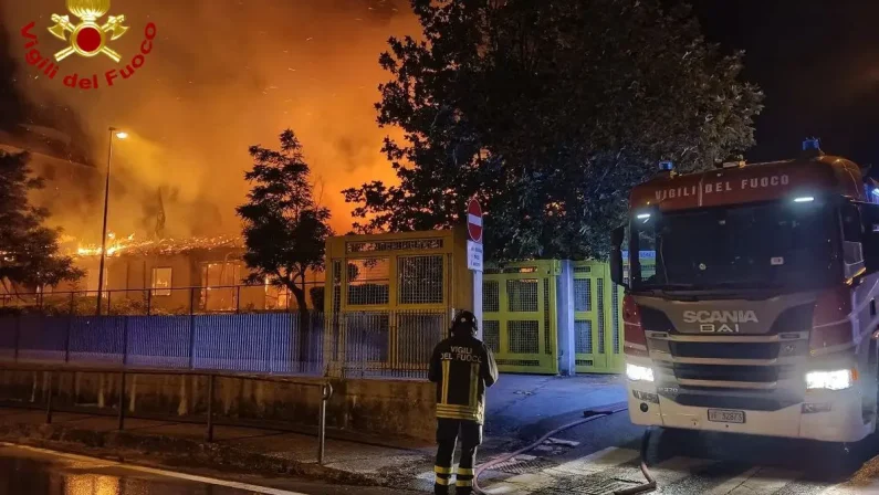 Incendio nella notte in un plesso scolastico in provincia di Campobasso, a fuoco la copertura in legno