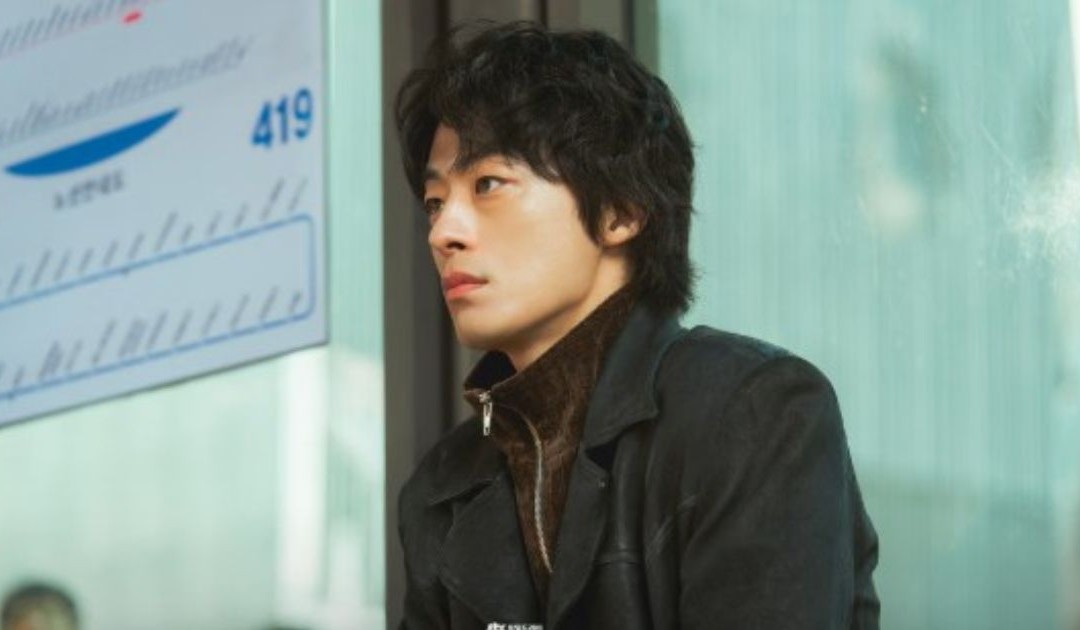 Koo Kyo-hwan nei panni di Hwang Dong-man in "We are all trying here"