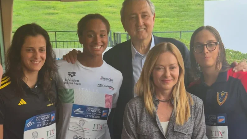 Nuoto, Settecolli: Sara Curtis firma il nuovo record europeo nei 50 dorso e viene premiata da Giorgia Meloni