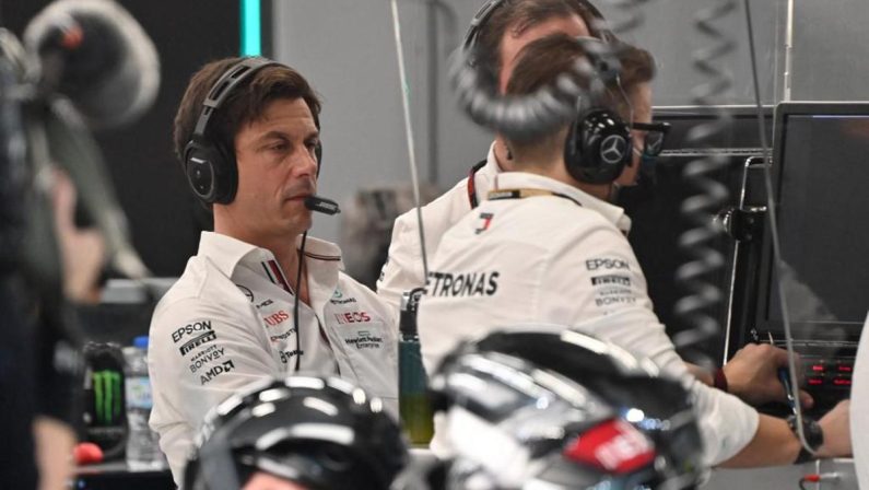 Formula 1, Wolff: “Arrabbiato per ritiro Antonelli, Hamilton è rivale per titolo”