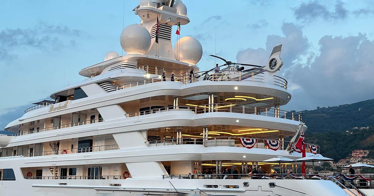 https://www.quotidianodelsud.it/wp-content/uploads/2026/06/yacht-ambasciatore-usa-fertitta-a-vibo-marina.jpeg