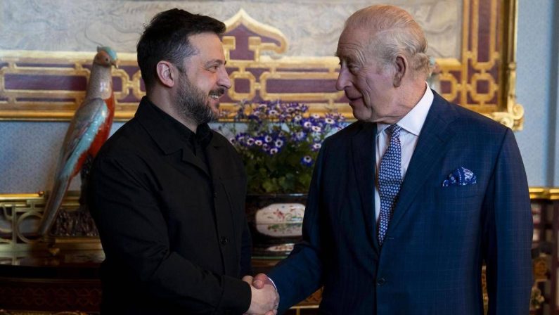 Zelensky vuole invitare re Carlo in Ucraina: “Lo amiamo molto”