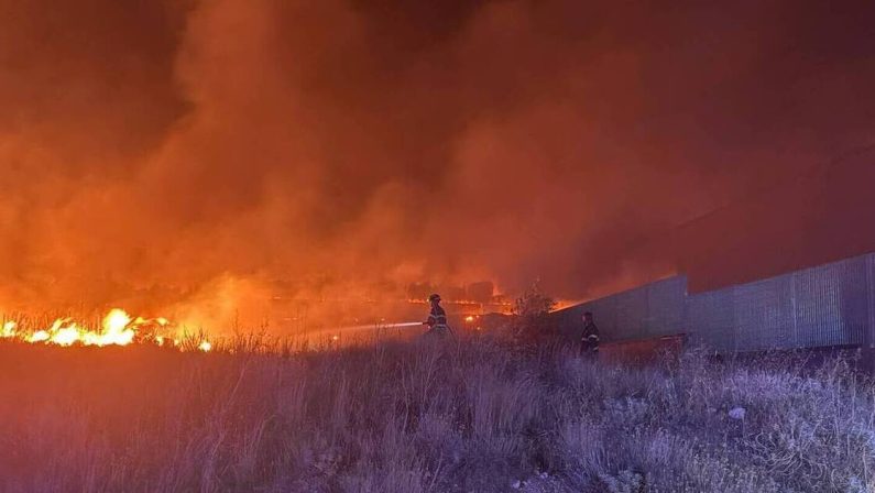 Inferno di fuoco a Castrovillari, il sindaco: «L’incendio una ferita aperta»