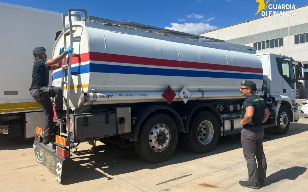 Vibo Valentia, sequestrata autobotte con carburante irregolare: due denunciati