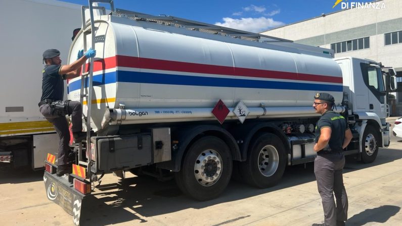 Vibo Valentia, sequestrata autobotte con carburante irregolare: due denunciati
