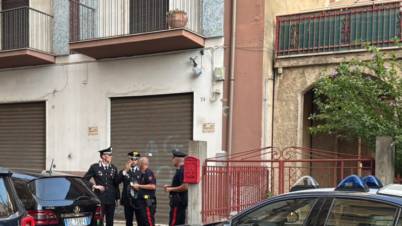 Perquisizione dei carabinieri, 25enne ai domiciliari si lancia nel vuoto: un morto a Cosenza
