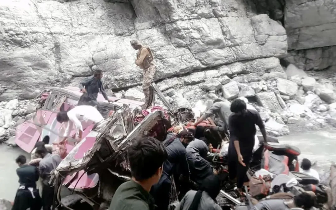 Bus precipita in un burrone in Pakistan, almeno 40 morti