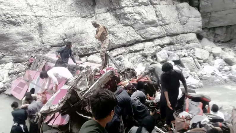 Bus precipita in un burrone in Pakistan, almeno 40 morti