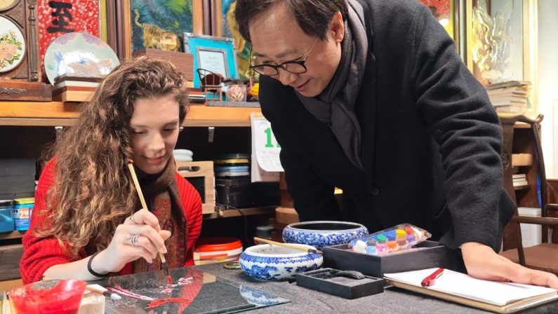 Dall’Italia alla Cina, dottoranda impara l’arte della pittura su vetro a Tianjin