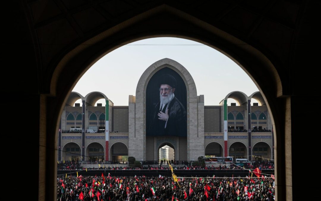 In migliaia a Teheran per la cerimonia funebre di Ali Khamenei