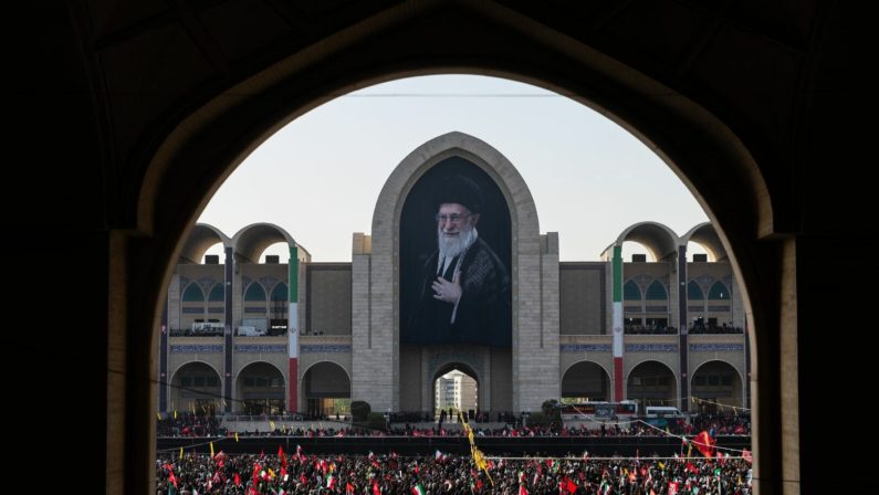 In migliaia a Teheran per la cerimonia funebre di Ali Khamenei