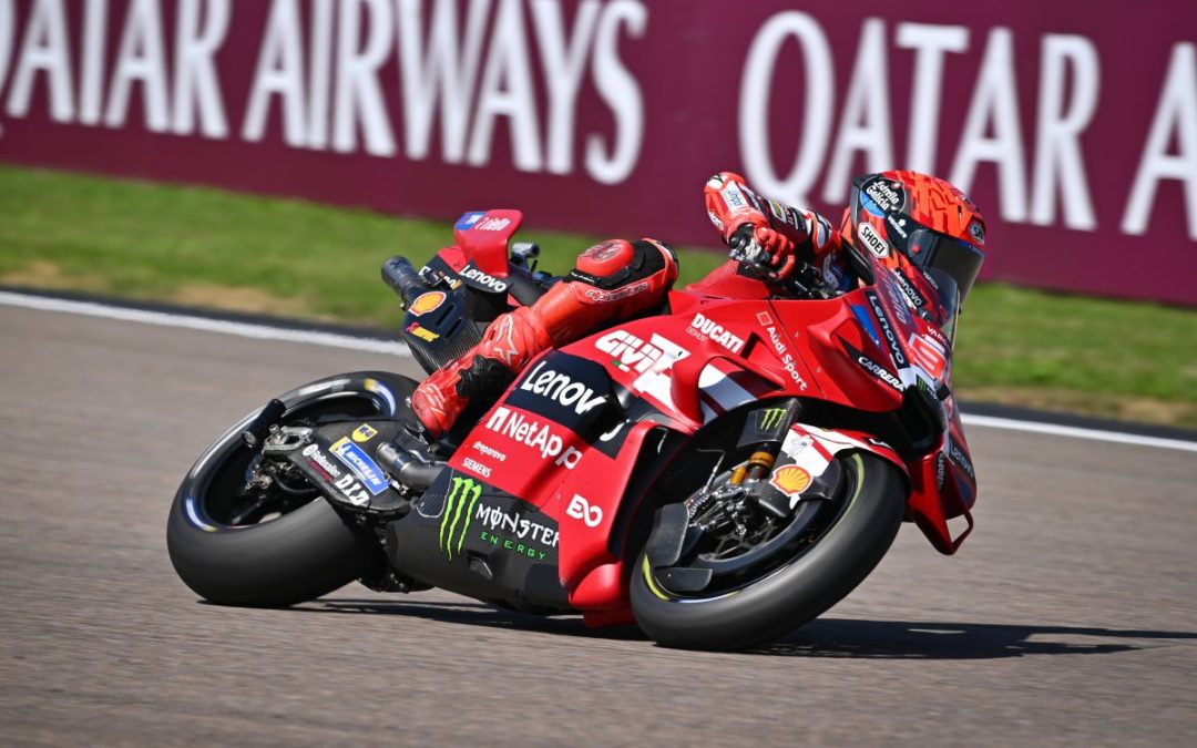 Marc Marquez in pole al Sachsenring, caduta per Bezzecchi