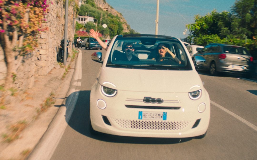 Fiat 500 Hybrid Cabrio Dolcevita protagonista del videoclip estivo di Rovazzi