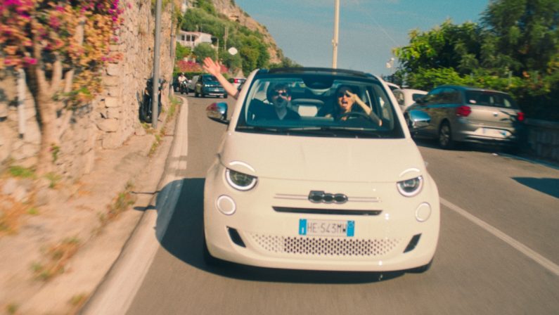 Fiat 500 Hybrid Cabrio Dolcevita protagonista del videoclip estivo di Rovazzi