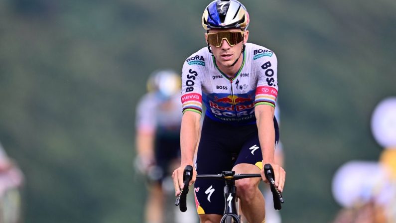 Evenepoel beffa Pogacar e vince la 15esima tappa al Tour, ritiro Vingegaard