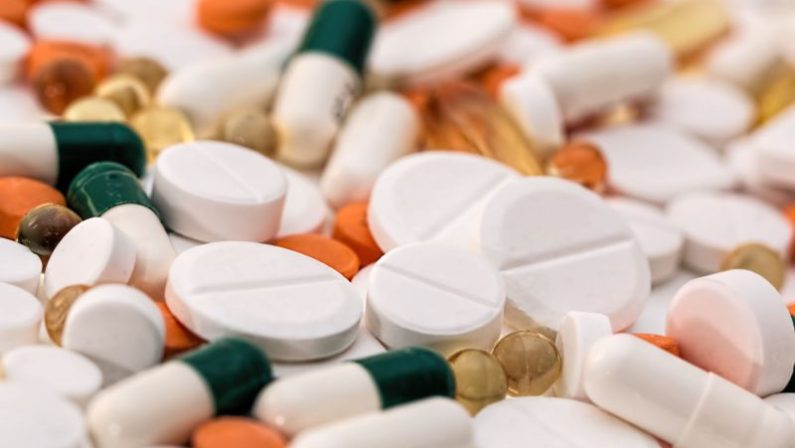 Farmaci, l’ipotesi di revisione del prontuario preoccupa la filiera e la politica