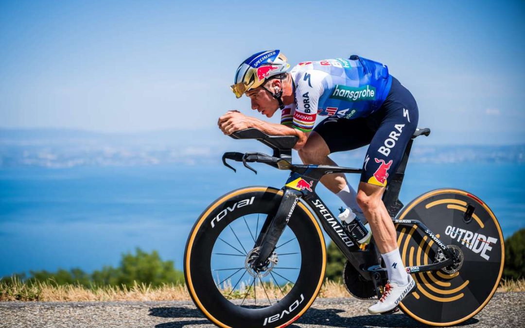 Evenepoel fa il bis nella crono, Pogacar 2° e sempre in giallo al Tour