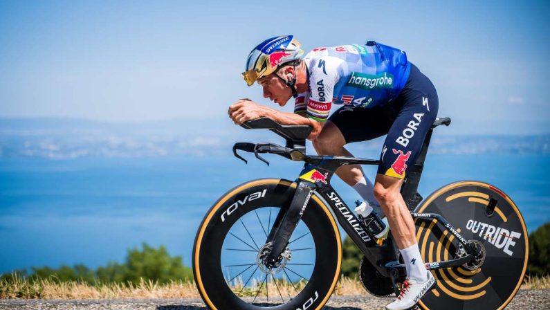 Evenepoel fa il bis nella crono, Pogacar 2° e sempre in giallo al Tour