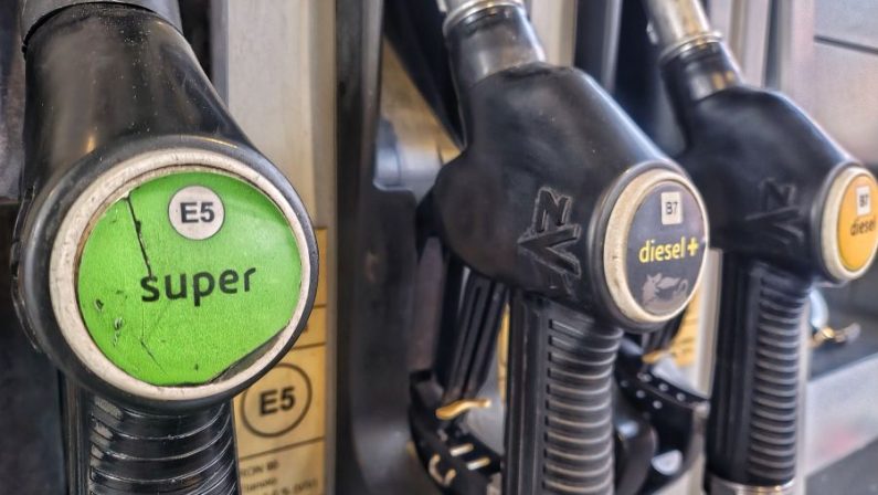 Via libera alla riforma della rete carburanti, Urso “Svolta storica”