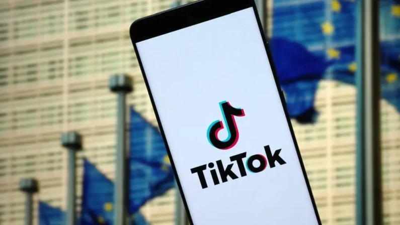 Per Bruxelles gli account TikTok non tutelano i minori