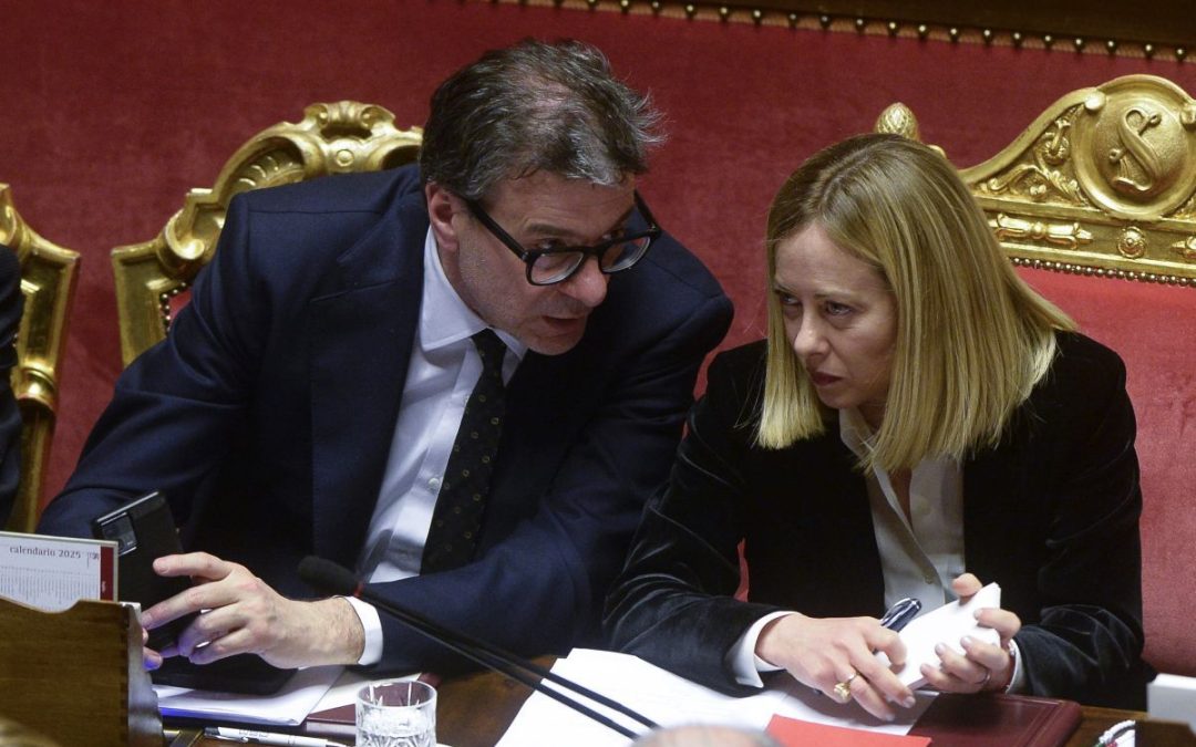 Confronto tra Meloni e Giorgetti sul caro carburanti, allo studio ipotesi accise mobili