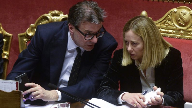 Confronto tra Meloni e Giorgetti sul caro carburanti, allo studio ipotesi accise mobili
