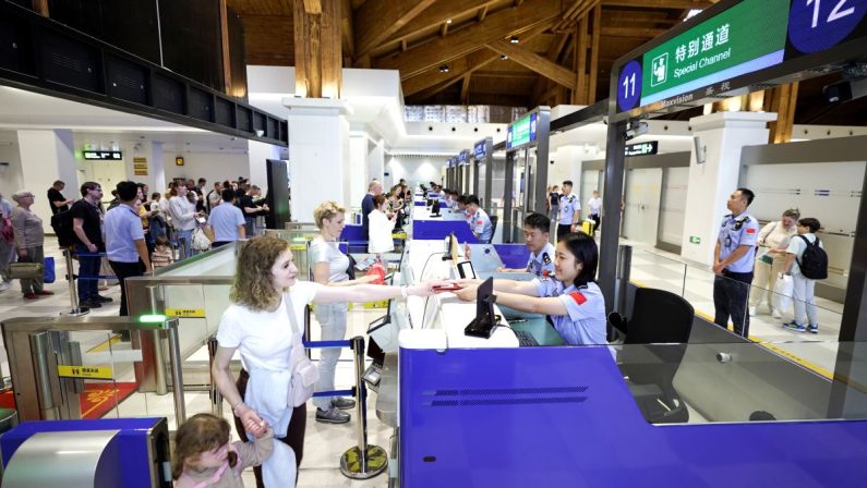 Cina perfezionerà i programmi di transito e ingresso senza visto