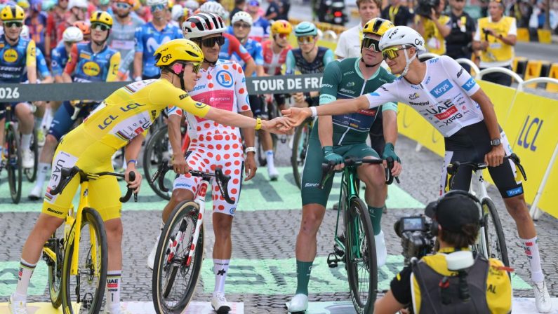 Al Tour pokerissimo di Pogacar, sui Campi Elisi vince Van Der Poel