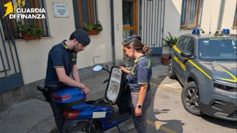 Scooter venduti come bici elettriche, maxi sequestro in tutta Italia