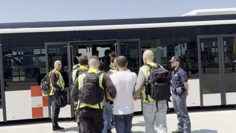 Contrasto all’immigrazione clandestina, espulsi 23 egiziani
