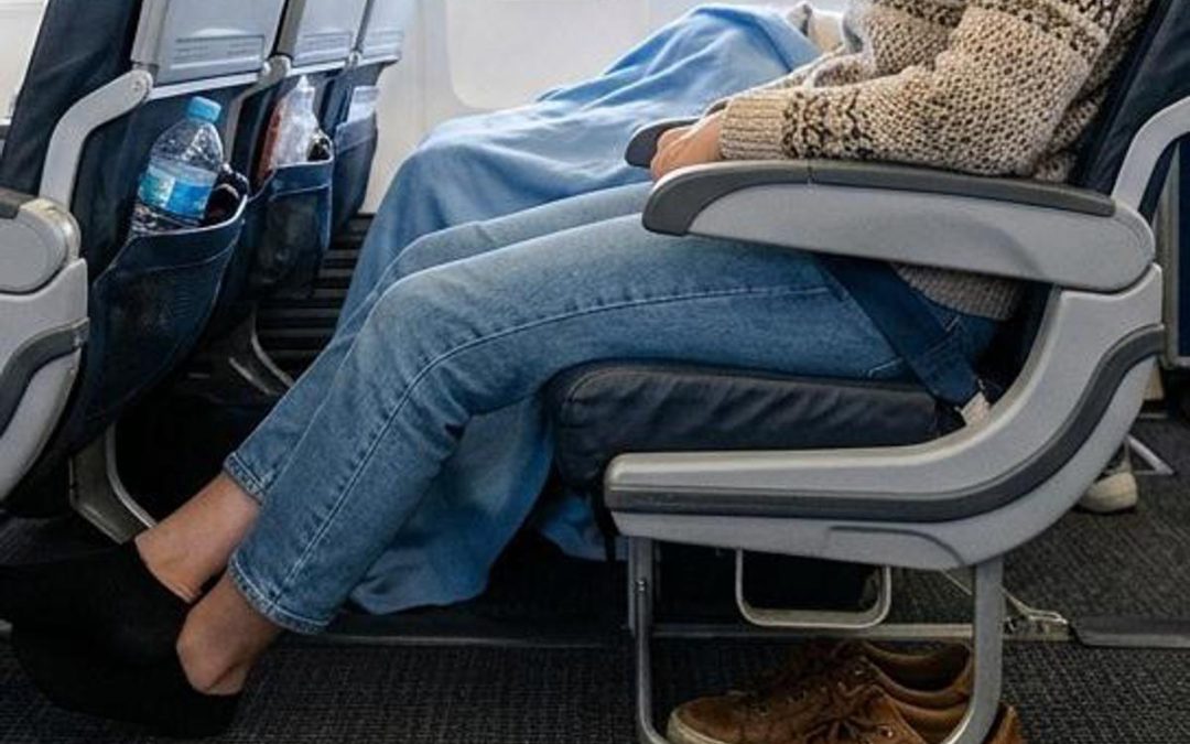 Lunghi viaggi in aereo? Guai a togliere le scarpe: i consigli anti trombosi