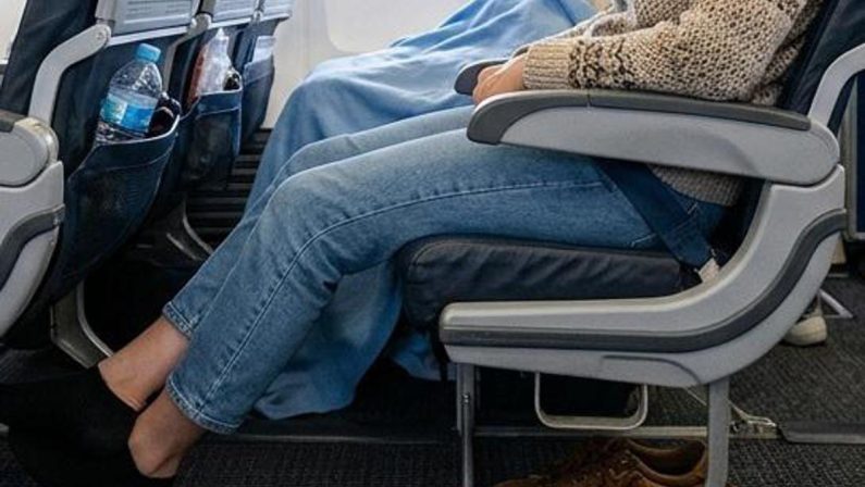 Lunghi viaggi in aereo? Guai a togliere le scarpe: i consigli anti trombosi