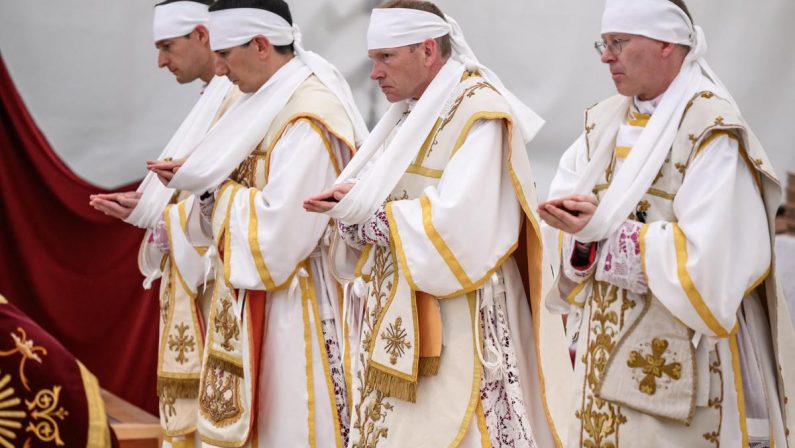 Chiesa, Lefebvriani ordinano 4 vescovi senza mandato pontificio: è scisma
