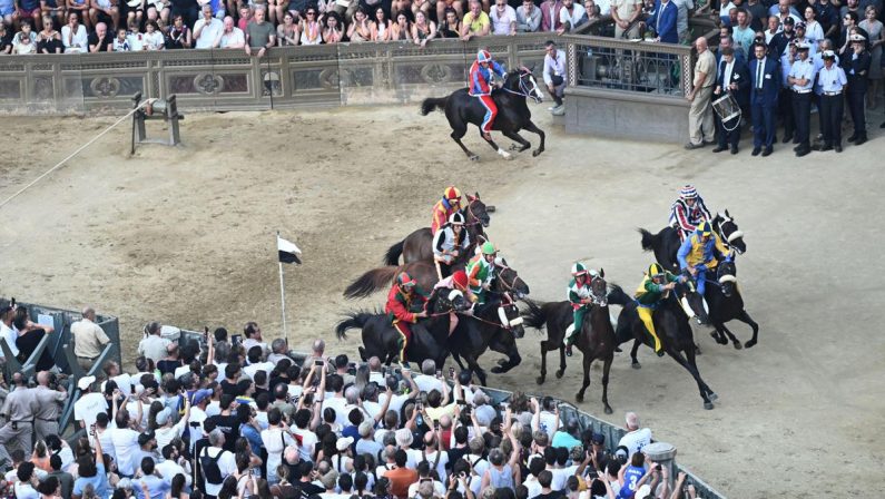 Palio di Siena rinviato per maltempo, si corre domani venerdì 3 luglio