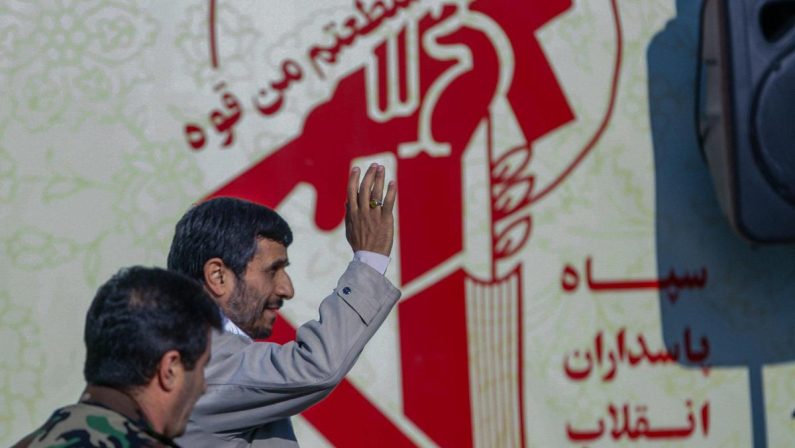 “Incontri segreti del Mossad con Ahmadinejad”, il piano di Israele per il cambio di regime in Iran