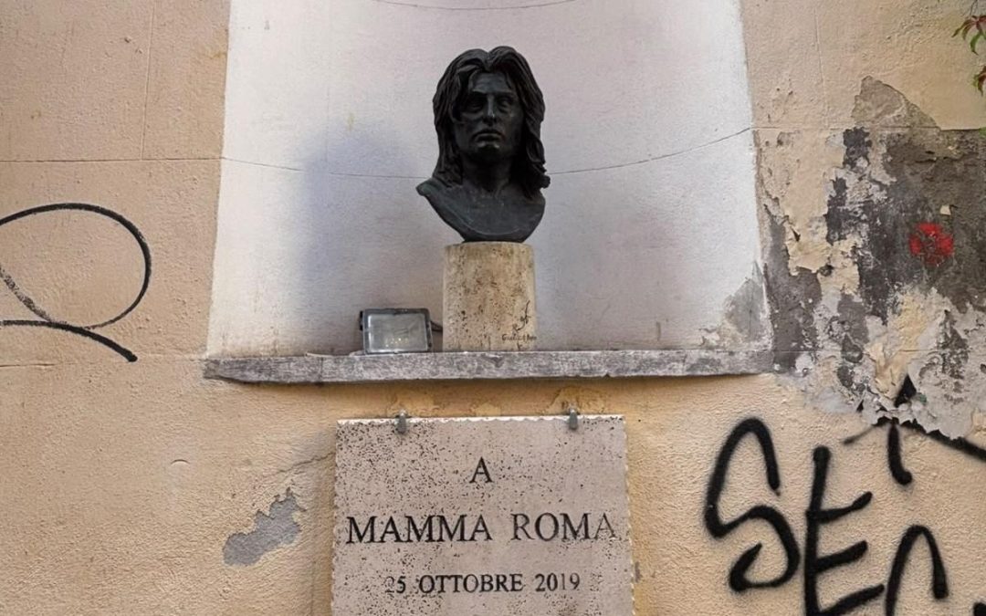 Anna Magnani torna a Trastevere, busto ricollocato nella nicchia di via della Pelliccia