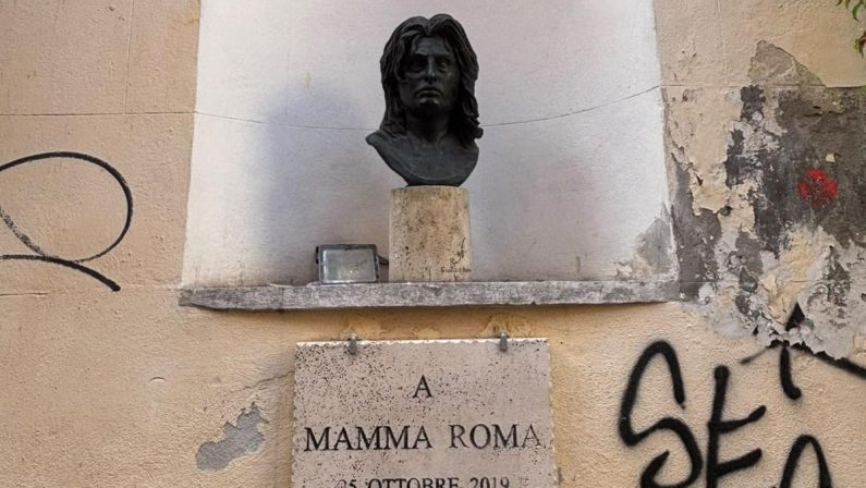 Anna Magnani torna a Trastevere, busto ricollocato nella nicchia di via della Pelliccia