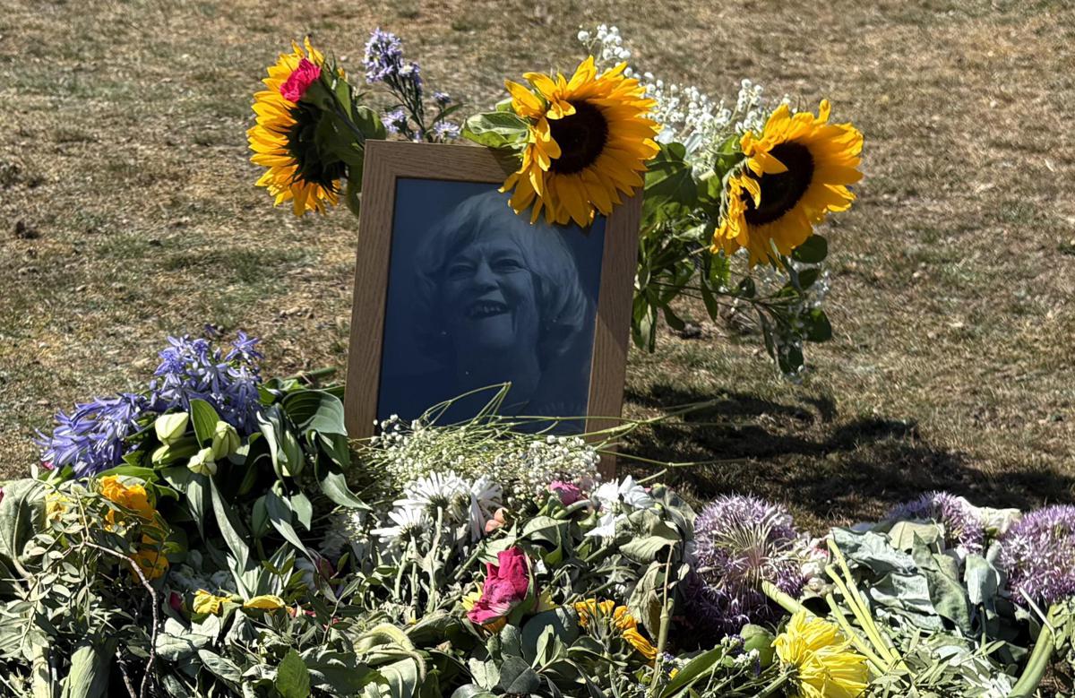 https://www.quotidianodelsud.it/wp-content/uploads/2026/07/annwiddecombe-morta-fiori-ipa-fg.jpeg