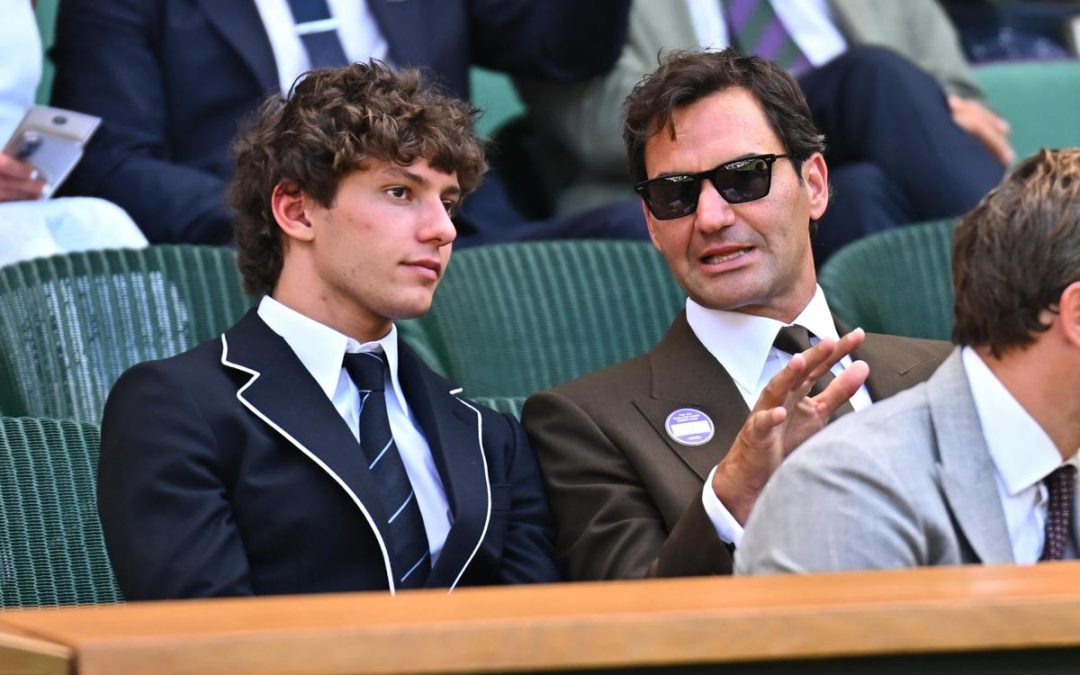 Antonelli-Federer, quante risate a Wimbledon: Roger consiglia una ‘lezione’ con Sinner