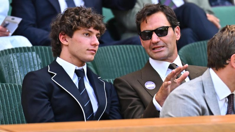 Antonelli-Federer, quante risate a Wimbledon: Roger consiglia una ‘lezione’ con Sinner