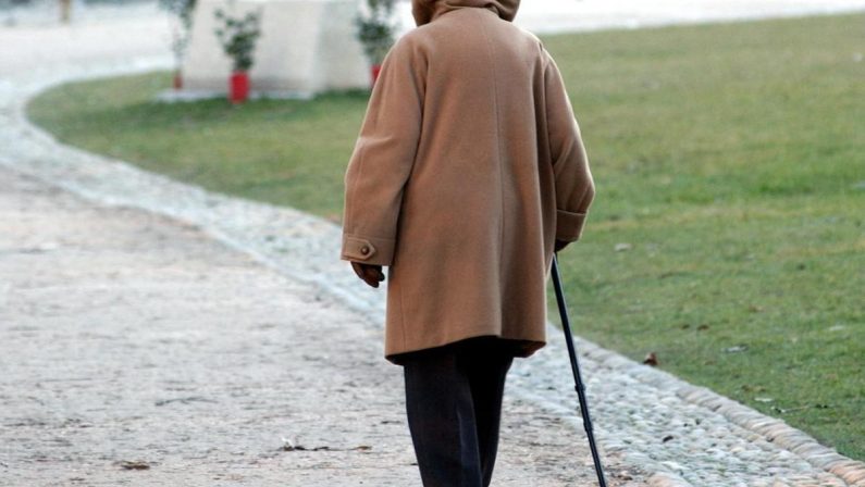 Ruba 115mila sterline, per restiuirle deve… vendere casa: la storia di una bisnonna