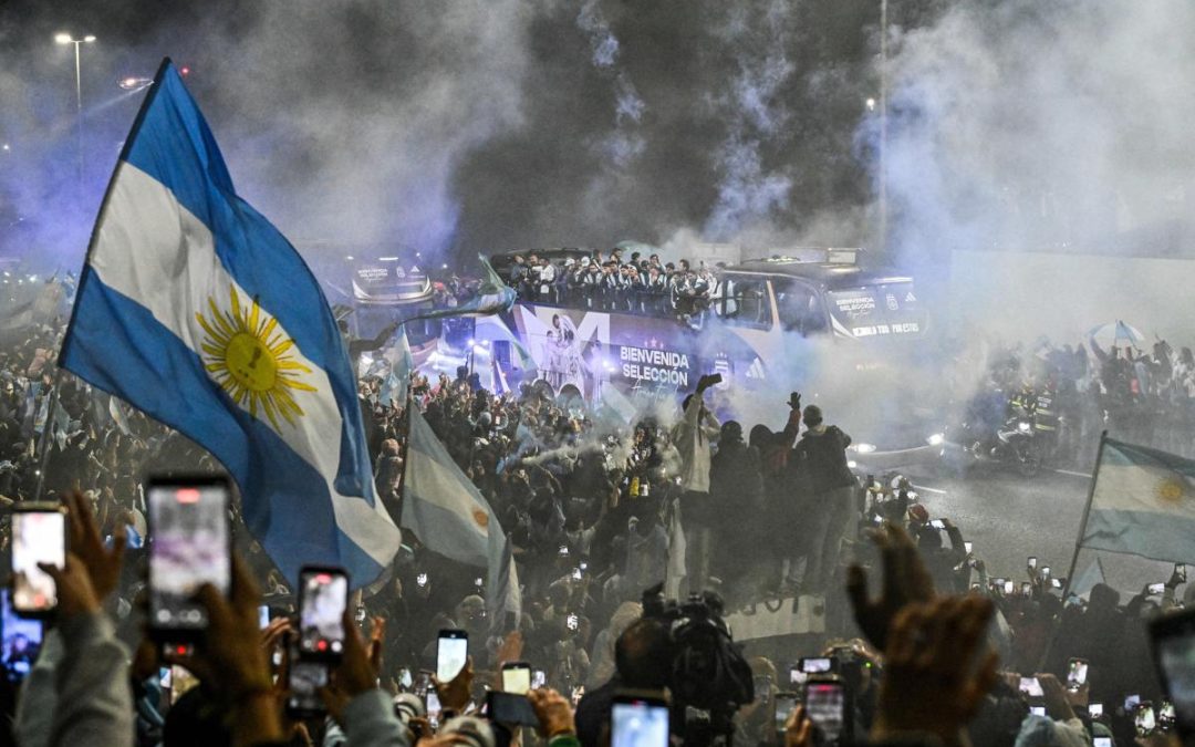 Mondiali, l’Argentina rientra a Buenos Aires senza festa e senza Messi dopo il ko in finale