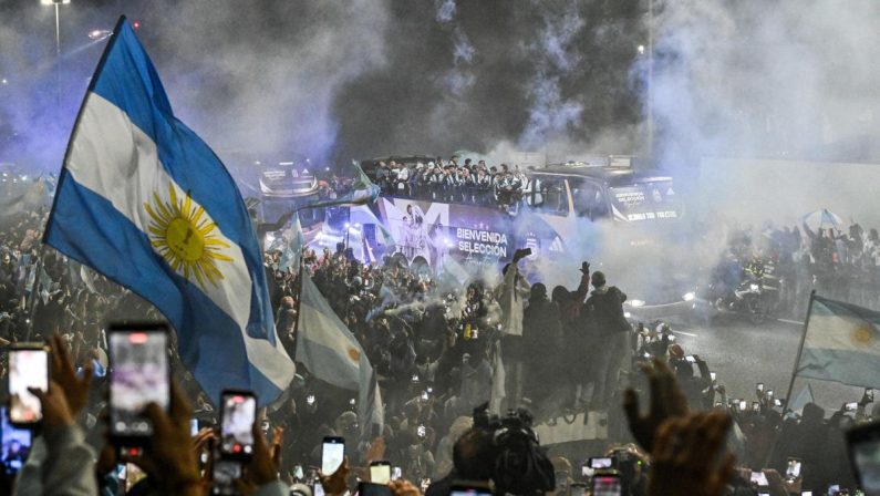 Mondiali, l’Argentina rientra a Buenos Aires senza festa e senza Messi dopo il ko in finale