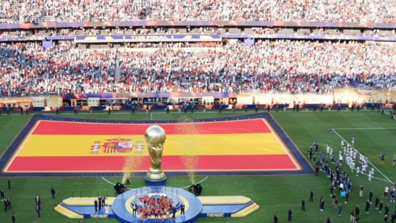 Rodri alza la coppa, Argentina si volta di spalle. In Spagna: “È una vergogna”