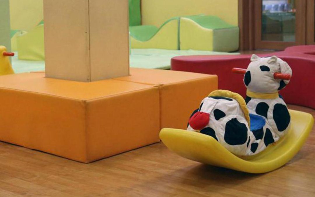 Ancona, bimbi picchiati e chiusi in bagno al buio: arrestate due educatrici in scuola infanzia