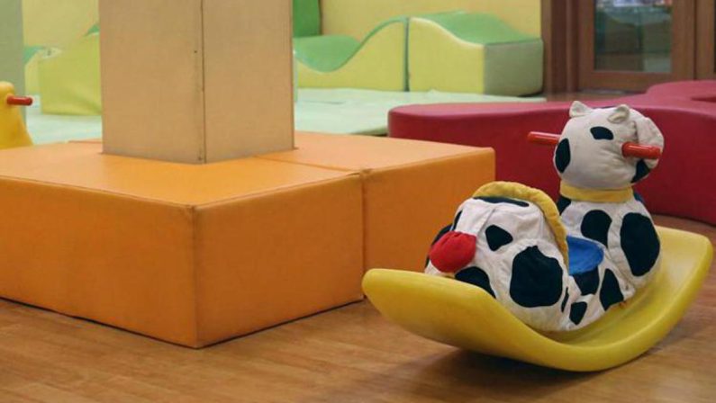 Ancona, bimbi picchiati e chiusi in bagno al buio: arrestate due educatrici in scuola infanzia