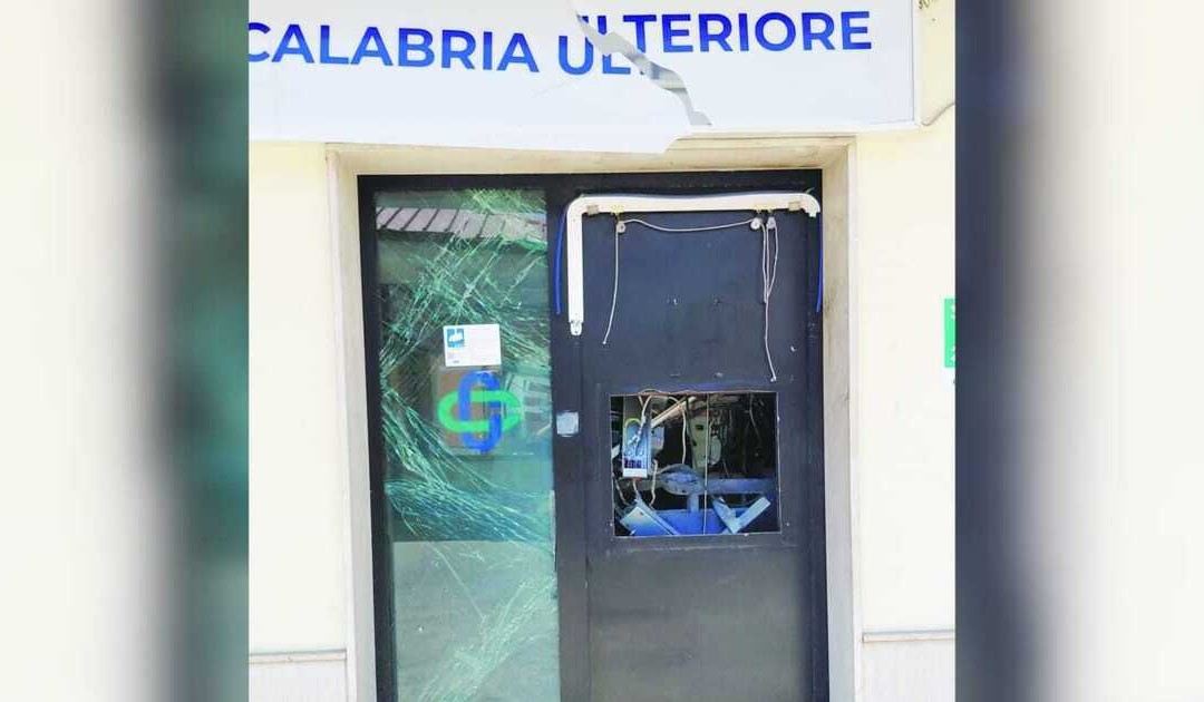L’Atm fatto saltare a Rizziconi